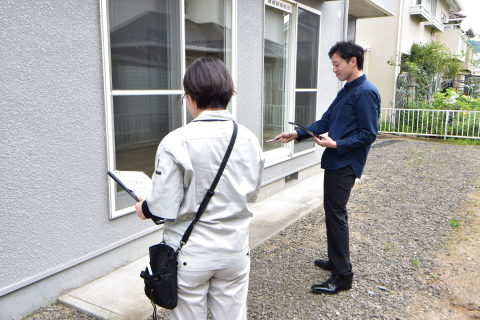 02不動産の買取査定のため物件を確認しているスタッフ